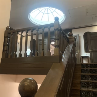 木造チャペルへ向かう階段