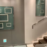 二次会専用の会場への階段には写真を飾れる