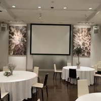 二次会専用の会場のスクリーン