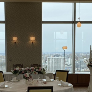 窓が大きく開放感のある会場|629423さんのホテル ライフォート札幌の写真(1758292)