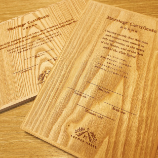 木製の結婚証明書もオプションでつける事が出来ます。