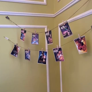 映画のポスターを印刷したものを配置