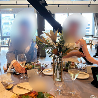 大きな窓から光が入り明るい会場です。