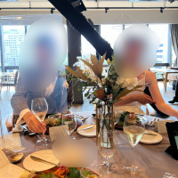 大きな窓から光が入り明るい会場です。