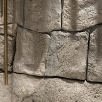 名古屋城の石垣をイミテーションした壁