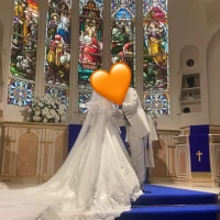 青いカーペットとスタンドガラスが美しい！