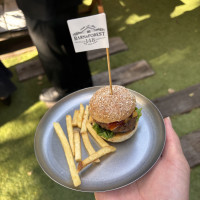 ハンバーガー食べられるのは珍しいと思いました。