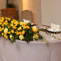 テーブル装花はあえてドレスと反対色の黄色に