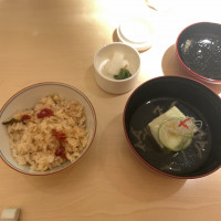 鮎とトマトの炊き込みご飯、お吸い物、お新香