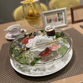 デザートのお皿は生花を使用しておりとてもおしゃれ。