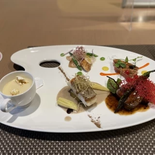 パレットをイメージした料理が可愛い。
