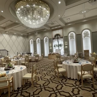 花によって雰囲気を変えやすい色味の会場。