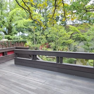 テラスからお庭が見渡せる。