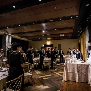 広く、高級感のある披露宴会場