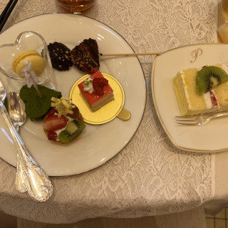 スイーツビュッフェ
ウエディングケーキ(右)