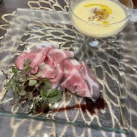 前菜の生ハムと冷製ポタージュです。