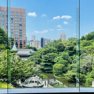 披露宴会場の隣にあるゲスト待合室から見る庭園