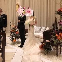 ソファー席にしてお花は花瓶にランダムにとお願いしまし