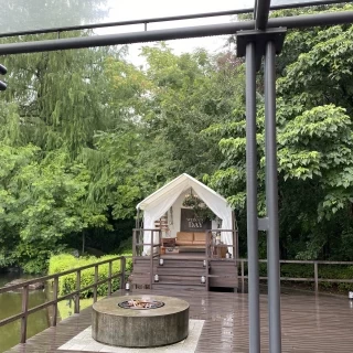 控室から外に出られます。