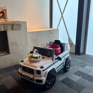 挙式のリングガール登場で使用した車を飾ってくれました。