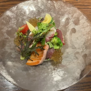 カルパッチョはいろんな種類の魚や野菜が入っています。