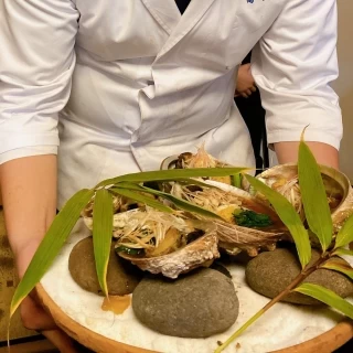 蒸しアワビ　熱々の石焼きを見せてくださいました。