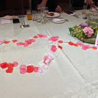 大人数のテーブルには造花を散らしてもらいました