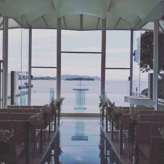海が見えるチャペルです。