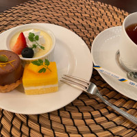 ケーキ試食。暖かい紅茶をもらいました。