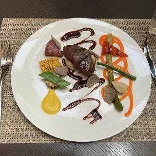 メインの肉料理、当日は1人ずつ焼き加減を選べるそうです。