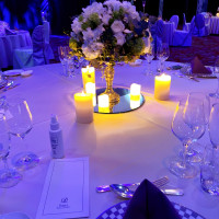 披露宴会場のテーブル飾りのキャンドル点灯時