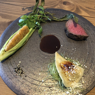 メインの肉ととうもろこしのお料理