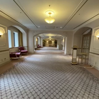 廊下です。広告などで、ここで写真を撮っているものがあります。