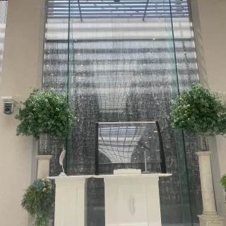 挙式場の前はこのような感じで、水が流れています。