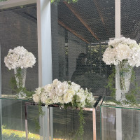 ガラス張りのチャペルの装花