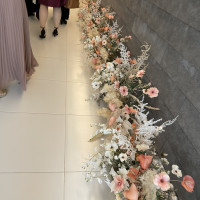 チャペルから披露宴会場への廊下、装花