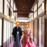 梅花殿の扉の前の回廊で