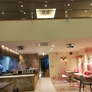 可愛らしい内装とオープンキッチン