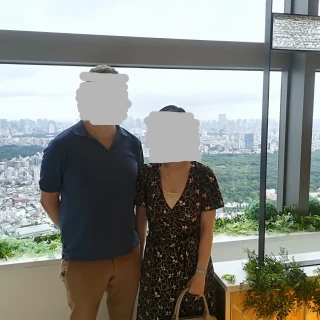 チャペル内の窓際にて、絶景を背に