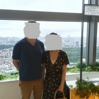 チャペル内の窓際にて、絶景を背に