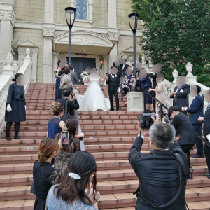 挙式後大階段でのフラワー・フェザーシャワー|632189さんのノートルダム秋田/FIVESTAR WEDDINGの写真(1564947)