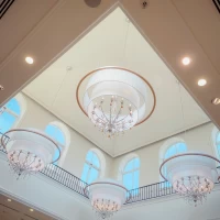 天井が高くなっていてシャンデリアがオシャレ