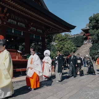 挙式をおこなう舞殿へ雅楽の演奏と共に移動します。