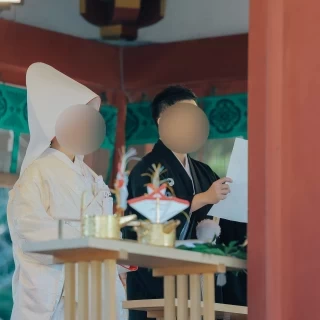 八幡宮のご祭神へ結婚の誓いを申し立てる新郎。緊張の一瞬です