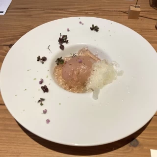 桃のコンポートと大葉のシャーベットの組み合わせでさっぱり