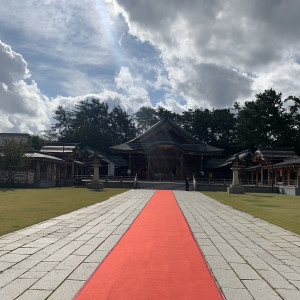赤い絨毯の上を参列者の皆さんで歩きます。|632534さんの迎賓館TOKIWAの写真(2046872)