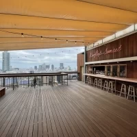 バルコニーは広いので、写真撮影もできます。
