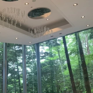 チャペル内のライトも雰囲気に合わせていました。
