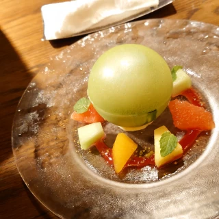 チョコボールに熱いチョコをかけて溶かして食べます！