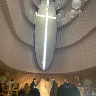 天井高のチャペルです